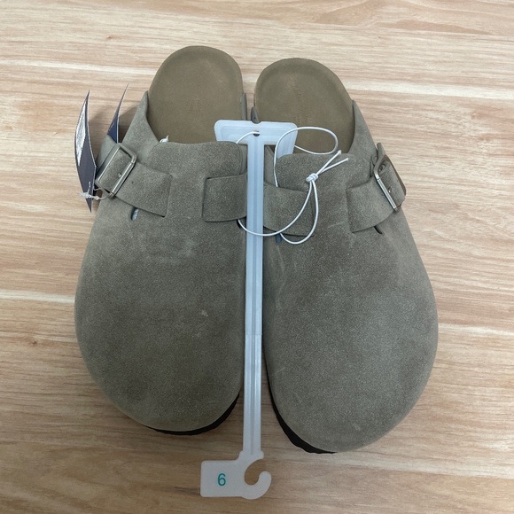 Universal Thread Clogs - Picture 1 of 2